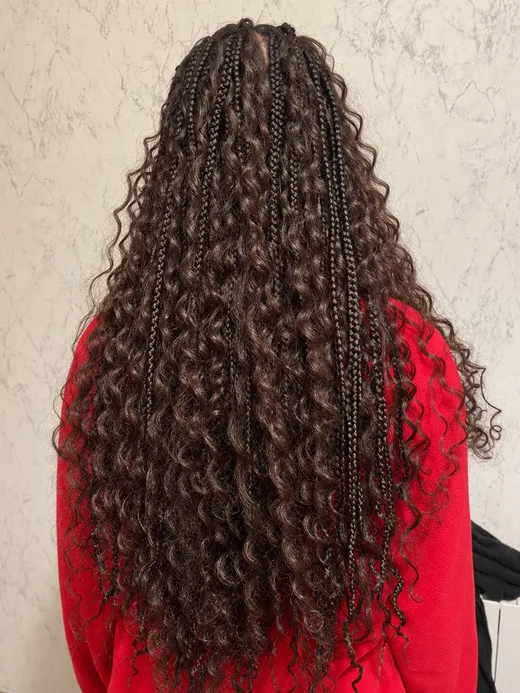Boho Braids: el estilo bohemio con mechones sueltos — qué son y cómo pedirlas en Bilbao a domicilio en Bilbao — Olon trenzas africanas