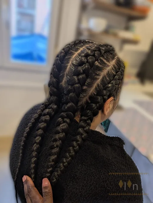 Boxer braids 4 trenzas africanas a domicilio en Bilbao, vista superior mostrando las particiones y el trenzado pegado al cuero cabelludo