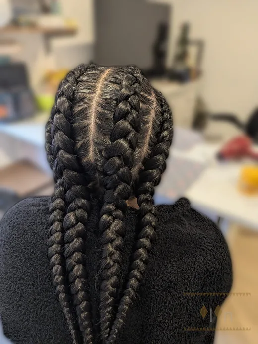 Boxer braids 4 trenzas con diseño en V en la parte frontal, trenzas africanas a domicilio en Bilbao por Olon Trenzas