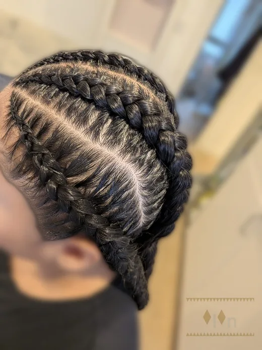 Boxer braids con 4 trenzas africanas gruesas, vista trasera mostrando la caída natural de las trenzas, realizado a domicilio en Bilbao