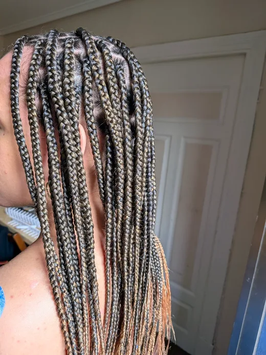 Knotless Braids a domicilio en Bilbao — detalle de la separación y el acabado natural en la raíz.