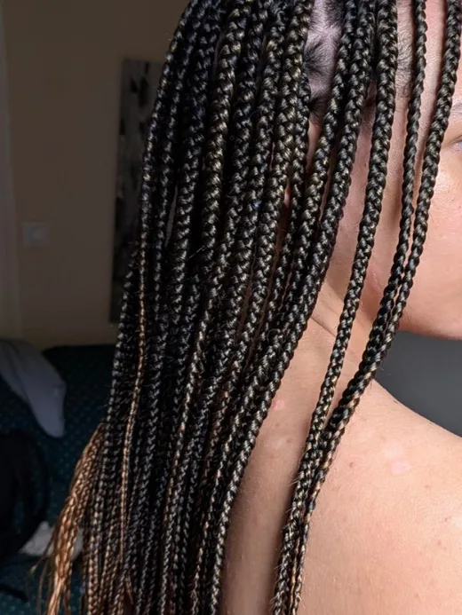 Knotless Braids a domicilio en Bilbao — vista lateral y transición natural sin nudo en la raíz.
