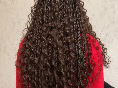 Boho Braids: el estilo bohemio con mechones sueltos — qué son y cómo pedirlas en Bilbao a domicilio en Bilbao — Olon trenzas africanas
