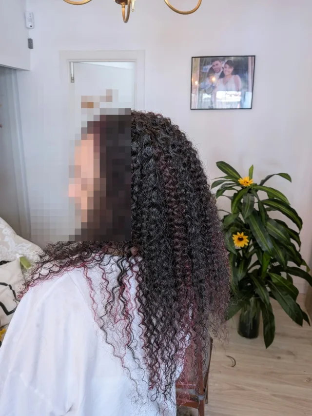 Trenzas crochet curly con mechas burdeos hechas a domicilio en Bilbao
